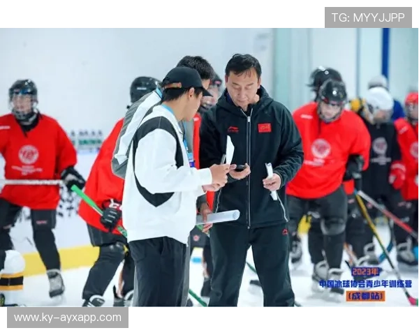 冰球名宿捐赠装备，助力青训未来